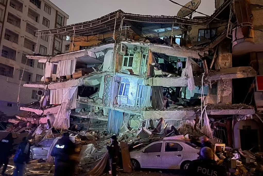 Pamje rrëqethëse nga Turqia, fotot dhe videot e para pas tërmetit shkatërrimtar