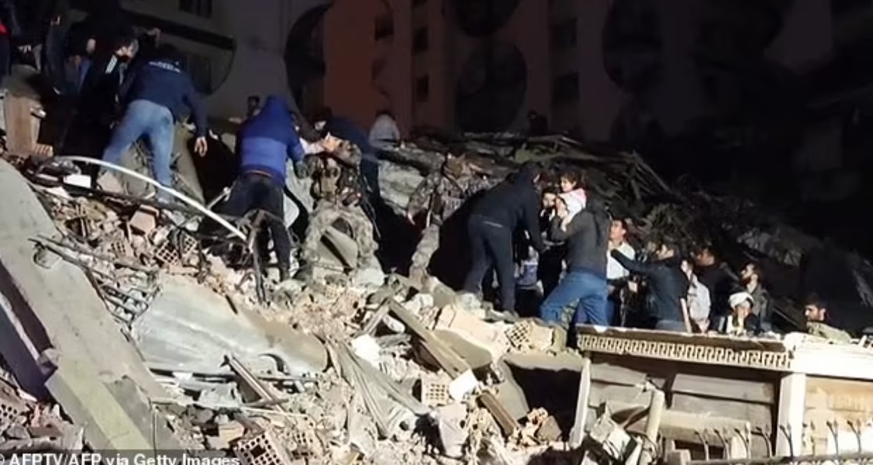 Pamje rrëqethëse nga Turqia, fotot dhe videot e para pas tërmetit shkatërrimtar