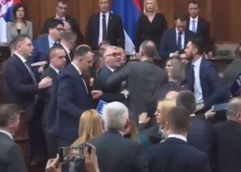 “Nuk do ta japim Kosovën”, përleshje mes deputetëve në Kuvendin e Serbisë