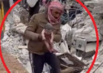 VIDEO/ Nëna nën rrënojat e tërmetit sjell në jetë foshnjën, por vetë vdes! Qytetari merr të sapolindurin në duar