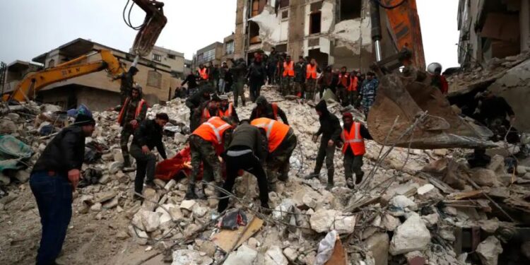 Turqi/ Tërmeti nuk “kursen” askënd, politikani i partisë së Erdogan gjendet i pajetë mes rrënojave