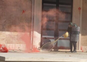 Protesta e Berishës/ Hodhën tymuese para kryeministrisë, shoqërohen në polici tre persona