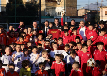 “Roma Cares”, pjesë e ekipit të Romës, shpërndan artikuj sportivë për dy shkolla në Tiranë, Veliaj: Ajo që na bën bashkë, është se ne dimë të mbajmë fjalën
