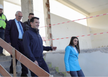Veliaj inspekton punimet në shkollën 9-vjeçare “Musine Kokalari”: Shtojmë kapacitetin dhe një palestër të re. Partiçkat nuk i pengojnë dot punët e qytetit