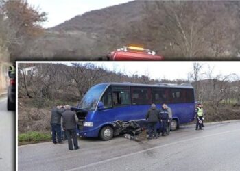 VIDEO/ Autobusi me nxënës përplaset me një makinë në Librazhd, vetëm dëme materiale