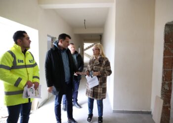 Veliaj inspekton punimet në shkollën e re “Bedri Llagami” në Vaqarr: Kushte më të mira për nxënësit; zaptimi i hapësirave publike ka marrë fund
