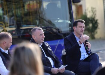 Transformimi i shërbimit të transportit publik, Veliaj me operatorët: Rrisim më shumë cilësinë e shërbimit për qytetarët; Kohën e pritjes në stacion synojmë ta kemi 3 minuta