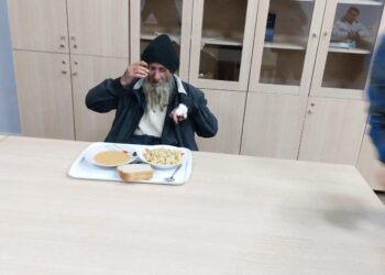 Bashkia Tiranës i vjen në ndihmë të moshuarit në situatë rruge, sistemohet në qendrën sociale