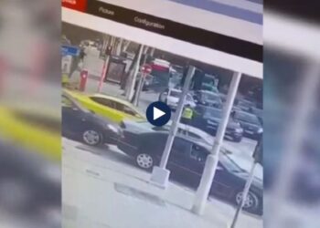 VIDEO/ Si ndodhi aksidenti zinxhir, urbani merr para makinat e ndaluara në semafor