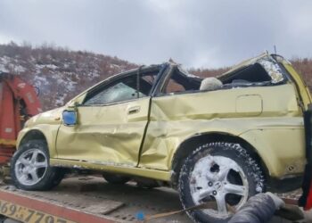 Makina del nga rruga në Pogradec, katër persona plagosen me plagë të shumta në trup