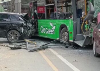 VIDEO/ E plotë, aksidenti: Përplasja e frikshme 9 automjeteve në Tiranë, autobusi i “Unazës” i merr para