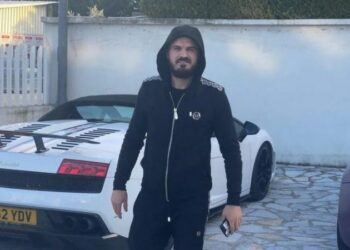 Nga djegia e makinës te “protesta” për Luiz Ejllin/ Kush është “Mbreti” i Tik Tok-ut që sfidon Britaninë me jetën luksoze