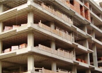 Shtrenjtohen ndërtimet! Një çifti të ri i duhen 20 vite punë për të blerë një shtëpi