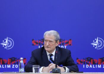 Berisha sulmon ashpër ambasadoren e SHBA: Guvernatorja Kim në raport me opozitën, është një McGonigal me fustan