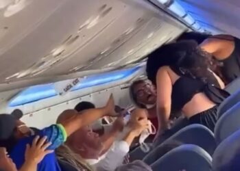 VIDEO/ Panik në bordin e avionit, plas sherri mes dy familjeve, njëra prej femrave mbetet topless