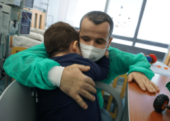 Emigranti shqiptar në Itali i shpëton jetën të birit 5 vjeç, i dhuron një pjesë të mushkrive të tij