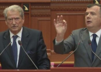 Berisha mban protestë para Parlamentit, zbardhet porosia e Ballës për deputetët socialistë