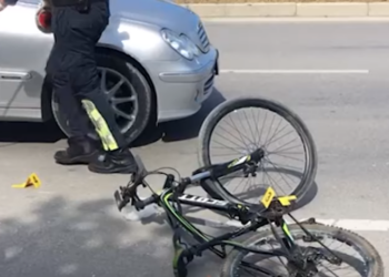 Aksidenti/ Përplasi me makinë biçikletën, drejtuesi përfundon në spital, procedohet shoferi në Divjakë