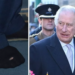 “Një prej nesh…”/ Mbreti Charles III futet në xhami, vëmendjen e merr çorapja e grisur!