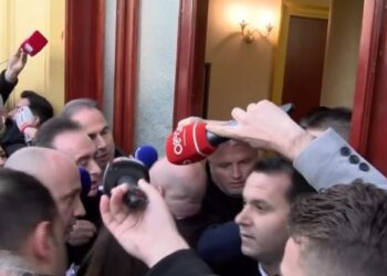 Berisha kërkon sherr/ Deputetët e përjashtuar tentojnë të futen në Parlament, përplasen me Gardën