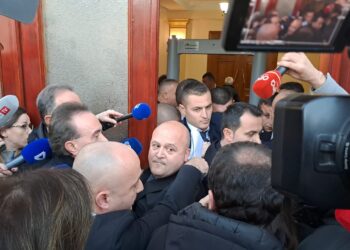 Deputetët e përjashtuar ndalohen të hyjnë në Parlament/ Boçi: Më ka marrë malli të shoh Nikollën. Vokshi: S’jemi kriminelë