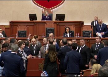 Emrat/ PS kërkon 10 ditë përjashtim për 8 deputetë të PD: Bllokuan foltoren e Kuvendit dhe fyen Nikollën