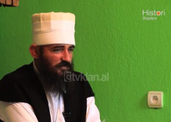Është djali i vetëm i familjes, në moshën 15-vjeçare vendosi të bëhej dervish dhe të vishte “rrobën e vdekjes”