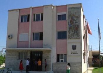 “Merrnin ryshfet 2500 euro për një shtesë”/ Zbardhen detaje nga dosja që çoi në burg zyrtarët e bashkisë Dimal