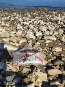 Dyshimet e policisë për drogë shqiptare?! Deti nxjerr 163 kg drogë në brigjet greke me pako, shkruar me sprajt