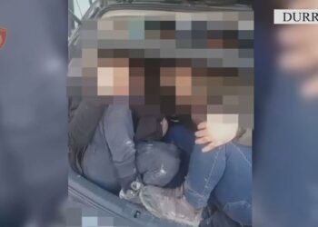 I riu përplaset me 4 automjete teksa tentoi t’i ikte policisë, po transportonte emigrantë të paketuar ‘si sardele’