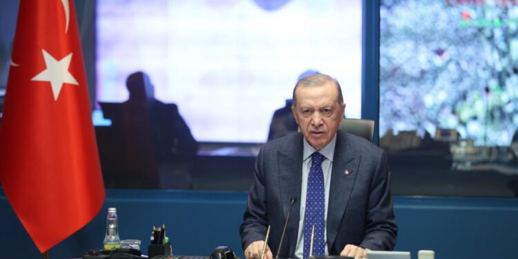 “Ndihmoni në shërimin e plagëve”, Erdogan shpall gjendjen e emergjencës në provincat e goditura nga tërmeti