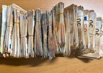 U hoqën si zyrtarë të lartë për t’i zhvatur një biznesi 40 mijë euro, tre të rinj në pranga në Tiranë