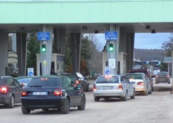 Bie sistemi në pikën kufitare të Qafë Thanës, me dhjetëra mjete të bllokuara prej disa orësh