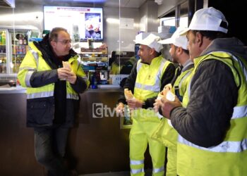 Pastruesi nga Tirana rrëfen si gjetën qesen plot me dollarë në koshin e mbeturinave: Kolegu u vuri flakën për t’u ngrohur