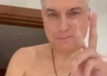 VIDEO/ Skandal në ushtri: Gjenerali zhvishet nudo para kamerave. ‘Striptizë’ falas