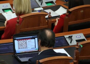 FOTO/ Opozita bllokon foltoren, deputeti i PS kapet “mat” duke luajtur shah gjatë seancës parlamentare