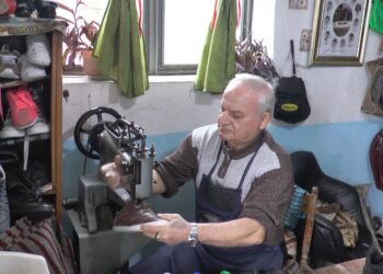 Gjysmë shekulli këpucar në Vlorë, ruan me pasion zanatin e vjetër: Kam klientelë besnike…!