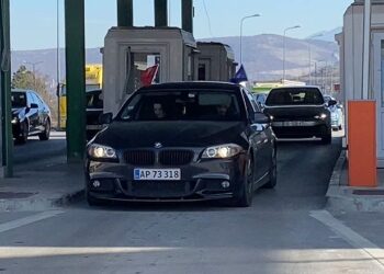 Fluks në Morinë/ Qytetarët nga Kosova vijnë në Shqipëri për të festuar 15-vjetorin e pavarësisë