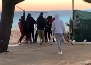 VIDEO/ Të rinjtë shqiptarë rrahin serbët në Ksamil, policia merr në hetim 10 persona