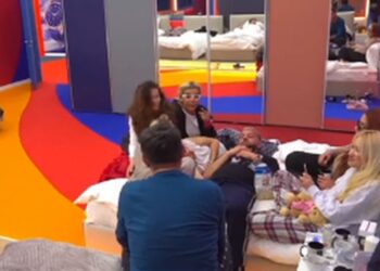 Luizi i shtrirë si ‘pasha’ mes femrash, vjen Kiara dhe e gjen: Sa të kthehem unë të jesh çuar, more vesh?