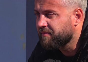 VIDEO/ Luiz Ejlli në gjendje jo të mirë shëndetësore brenda në shtëpi? Armaldo konfirmon praninë e mjekëve