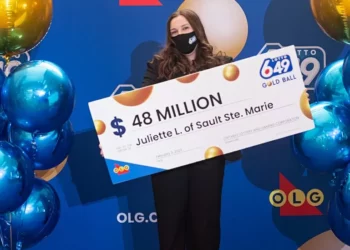 Bleu biletë për herë të parë, adoleshentja fiton 35 milionë dollarë në lotari