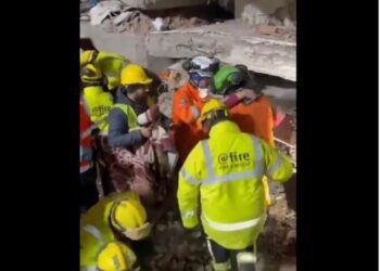 VIDEO/ Mrekullia nën rrënoja: Nëna dhe vajza 5-vjeçare nxirren të gjalla pas 68 orësh nga tërmeti shkatërrimtar në Turqi