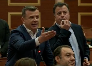 Tensionet dhe bilbilat në Kuvend, PS kërkon përjashtimin e tre deputetëve demokratë