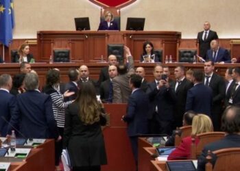 Egërsia opozitare në vend të mençurisë: Ku i ka rrënjët?