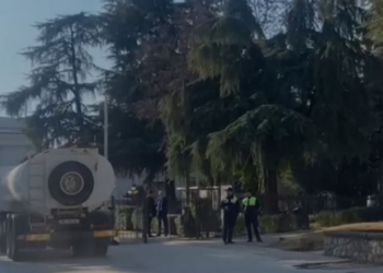 Mungojnë protestuesit?! Autobotë me ujë, furgonë dhe policë me kundragaz vendosen para godinës
