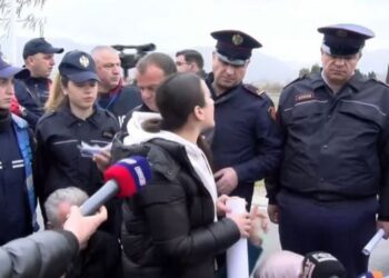 Banorët e Bërxullës ngrihen në protestë kundër shpronësimeve, përplasen me policinë