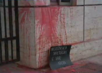 Vdekja 22-vjeçares keniane, qytetarët protestë përpara Prokurorisë së Tiranës, hidhet bojë e kuqe