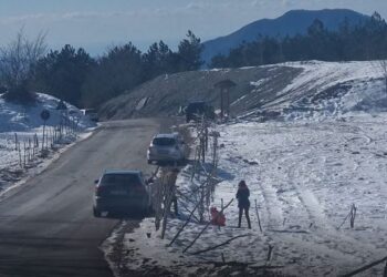 Dhjetra qytetarë zgjedhin Qafën e Murrizit si destinacion ditor për shkak të reshjeve të dëborës