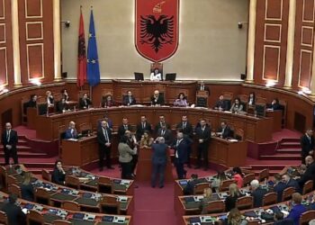 Pas protestës së Berishës dhe kaosit në seancë, kryeministri Edi Rama mbërrin në Kuvend